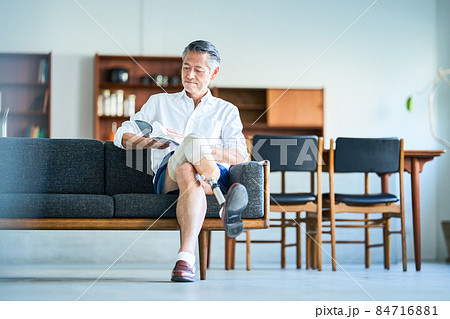 義足の男性　ミドル　 84716881