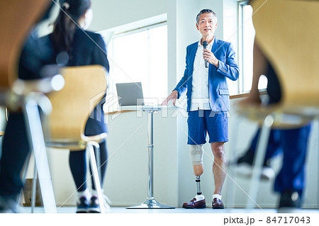 義足の男性 ミドル 義足の男性 ミドル 84717043