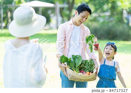 家族 アウトドア 家庭菜園 84717327