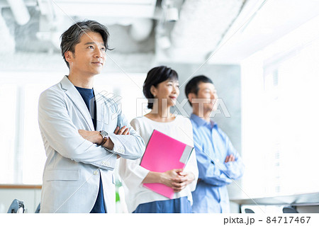 ミドル世代　経営陣　ビジネスイメージ　取締役　CEO　撮影協力「＋SHIFT NOGIZAKA」 84717467