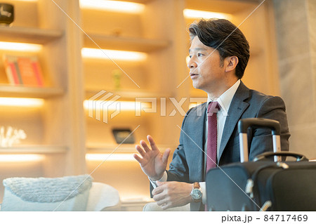 ホテルのロビーで待つビジネスマン　CEO　撮影協力「＋SHIFT NOGIZAKA」 84717469