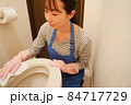 トイレ掃除をする女性 84717729