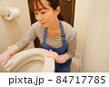 トイレ掃除する女性 84717785
