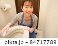 トイレ掃除する女性　笑顔 84717789
