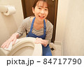 トイレ掃除する女性　笑顔 84717790
