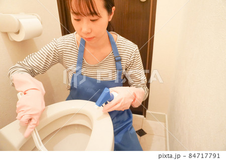 トイレ掃除する女性 84717791
