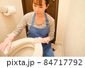 トイレ掃除する女性 84717792