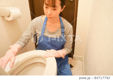 トイレ掃除する女性 84717792