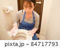 トイレ掃除する女性 84717793