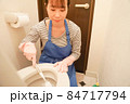 トイレ掃除する女性 84717794