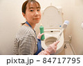 トイレ掃除する女性 84717795