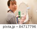 トイレ掃除する女性 84717796