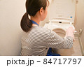 トイレ掃除する女性 84717797