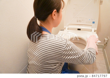 トイレ掃除する女性 84717797
