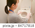トイレ掃除する女性 84717818