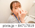 トイレ掃除する女性　鼻をつまむ 84717819