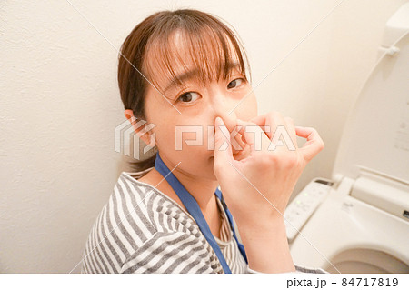 トイレ掃除する女性　鼻をつまむ 84717819
