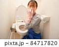 トイレ掃除する女性　鼻をつまむ 84717820