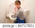 トイレ掃除する女性　鼻をつまむ 84717821