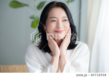 お肌の調子を気にして微笑む美しい日本人女性 正面　カメラ目線 84718508