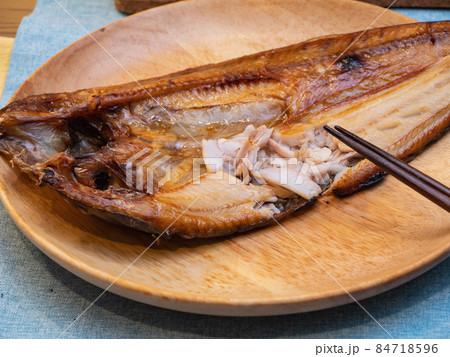 ホッケの開き。おかずや酒のつまみになる美味しい焼き魚。	 84718596