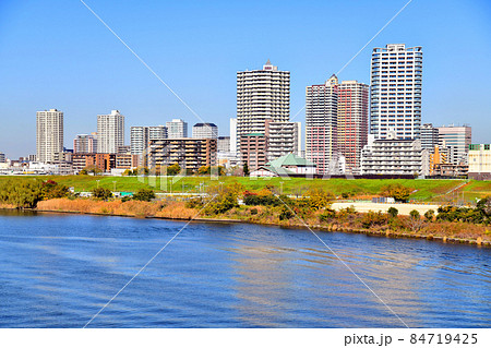 新荒川大橋より川口市(駅)方面を望む(埼玉県川口市)【2021.11】 84719425