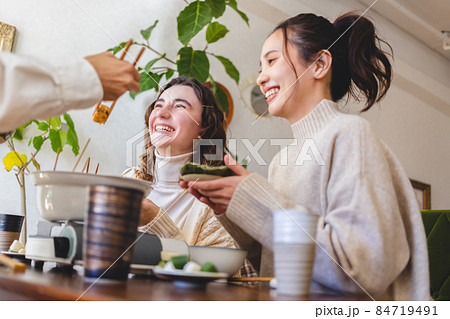 ホームパーティーをする若者 84719491