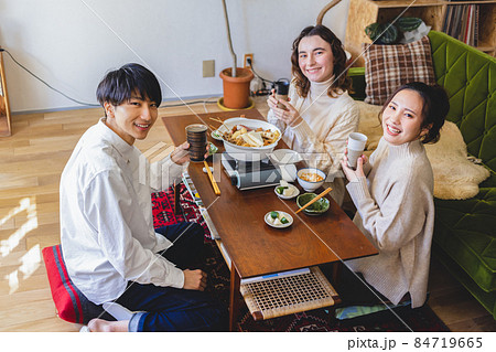 ホームパーティーをする若者 84719665