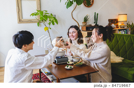 ホームパーティーをする若者 84719667
