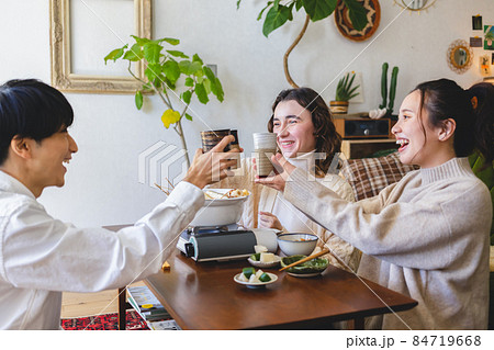 ホームパーティーをする若者 84719668