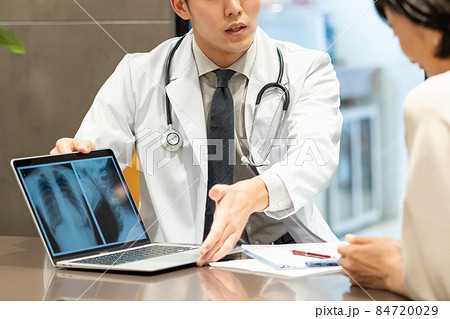 診察室 医師 患者 撮影協力:WEEK芝大門(サンフロンティア不動産) 診察室 医師 患者 撮影協力:WEEK芝大門(サンフロンティア不動産) 84720029