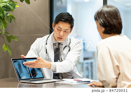 診察室 医師 患者　撮影協力：WEEK芝大門(サンフロンティア不動産) 84720031