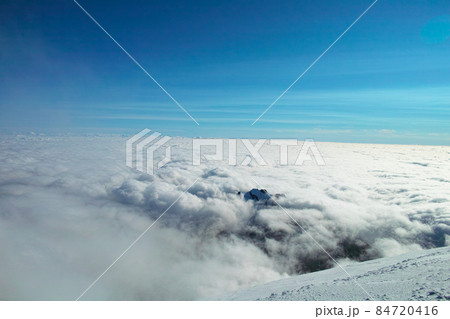 ヨーロッパ最高峰のモンブラン山頂から見た雲海 ヨーロッパ最高峰のモンブラン山頂から見た雲海 84720416