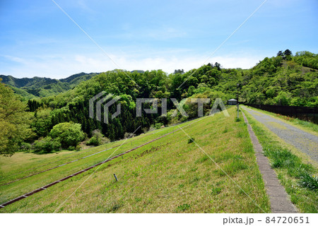 《大野貯水池》大野ダムの法面　山梨県上野原市大野 84720651
