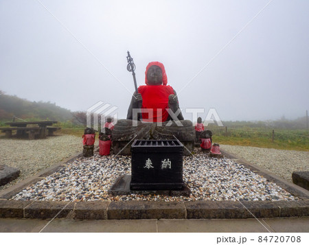 霧の中の蔵王地蔵尊 (山形県、蔵王温泉、地蔵山頂) 霧の中の蔵王地蔵尊 (山形県、蔵王温泉、地蔵山頂) 84720708