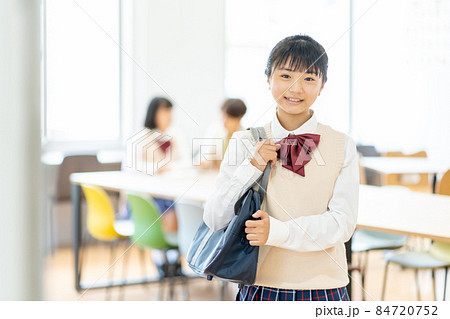 中学生 学校 制服　  撮影協力：中央工学校附属日本語学校 84720752