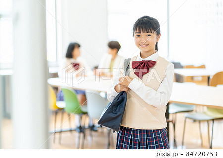 女子中学生 学校 制服　  撮影協力：中央工学校附属日本語学校 84720753