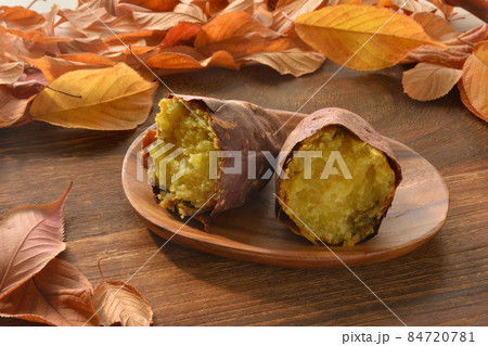 焼き芋　桜の落ち葉 84720781