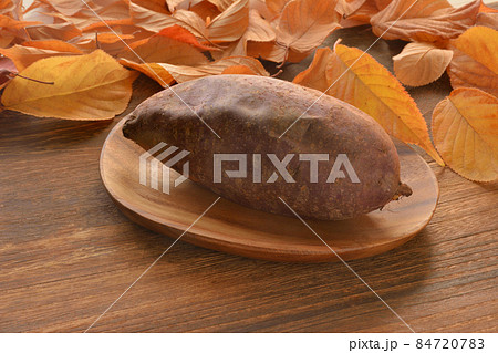 焼き芋　桜の落ち葉 84720783