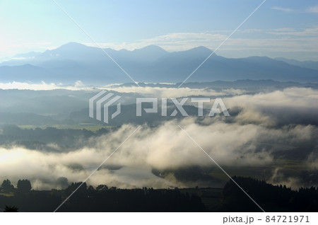 越後三山を背景に川霧に包まれる越後川口の朝 越後三山を背景に川霧に包まれる越後川口の朝 84721971