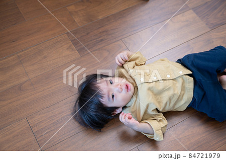 イヤイヤ期にひっくりかえるプロの赤子2 コピースペースあり イヤイヤ期にひっくりかえるプロの赤子2 コピースペースあり 84721979