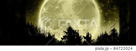 北欧の深い森の向こうに見える輝く満月と星空のイラスト月と星空の背景  84722024
