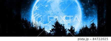 北欧の深い森の向こうに見える輝く満月と星空のイラスト月と星空の背景  84722025