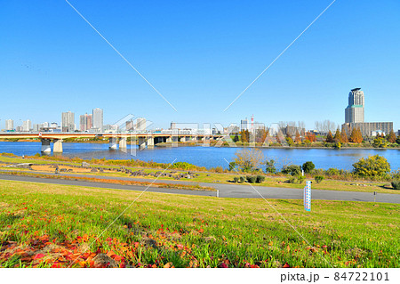 新荒川大橋/荒川 川口市方面を望む(東京都北区)【2021.11】 新荒川大橋/荒川 川口市方面を望む(東京都北区)【2021.11】 84722101