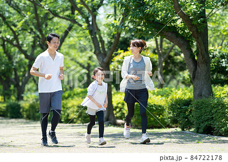 ジョギングをする若い親子 ジョギングをする若い親子 84722178