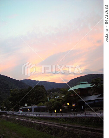 夕刻の嵐山 84722683