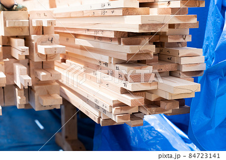 ブルーシートがかかっている材木 84723141