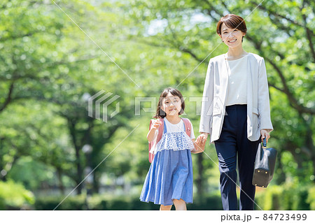 手をつないで歩く親子 手をつないで歩く親子 84723499