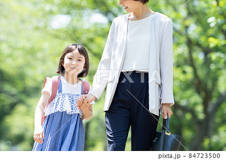 手をつないで歩く親子 手をつないで歩く親子 84723500
