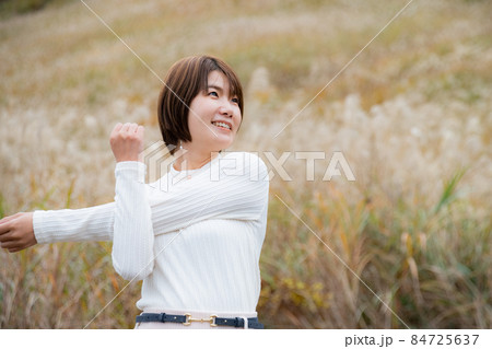 秋の風景の中にいる女性 秋の風景の中にいる女性 84725637